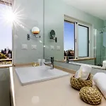 Hello Villas 4*